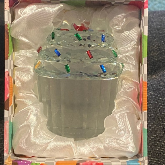 Crystal Jumbo Cupcake Party Decor - Picture 4 of 4